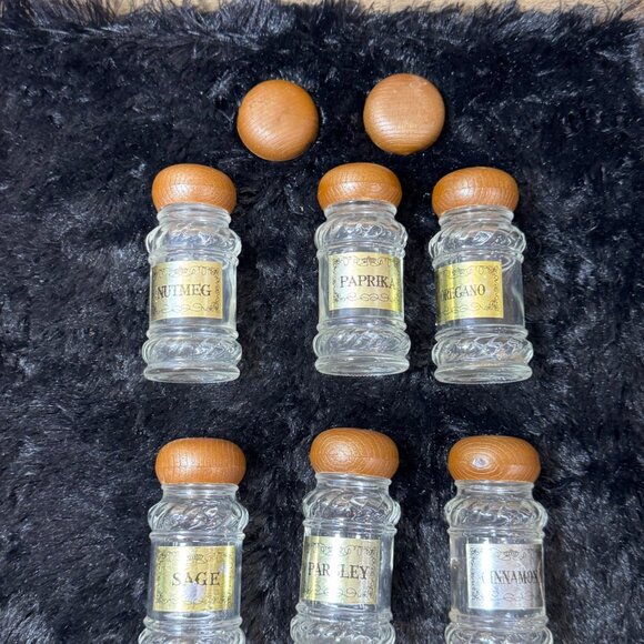 Vintage Glass Spice Jars Set Of 6 With Wooden Lids & Gold Embossed Labels - Picture 8 of 9